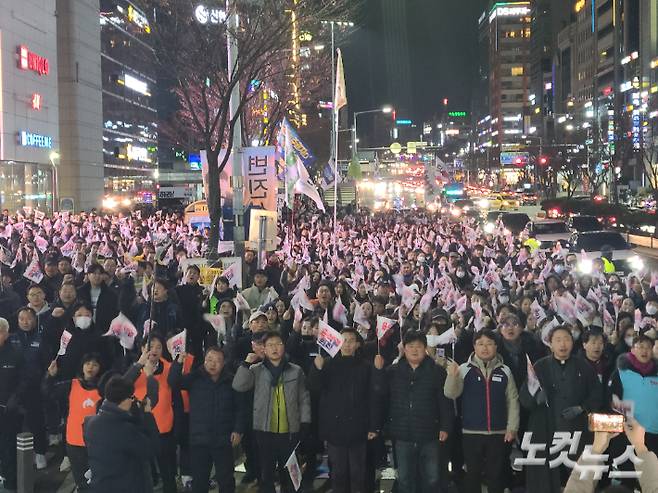 대전에서 열리고 있는 비상시국대회. 김정남 기자