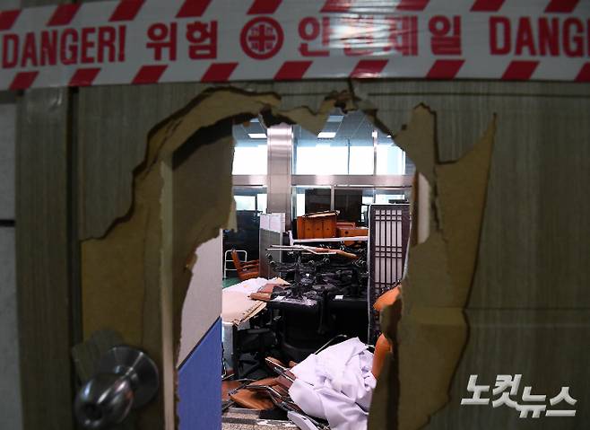 윤석열 대통령이 지난밤 비상계엄을 선포하고 약 2시간 35분 만에 국회 본회의에서 계엄 해제 결의안이 가결된 가운데 4일 오전 국회 본관에 계엄군을 막기 위해 쌓아 놓은 의자 등 집기들이 어지럽게 널려 있다. 황진환 기자