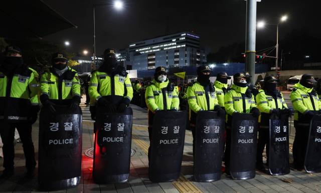 ▲4일 새벽 경찰들이 용산 대통령실 인근에서 경계 근무를 하고 있다. 이날 국회는 비상계엄령 해제를 의결했다. ⓒ연합뉴스