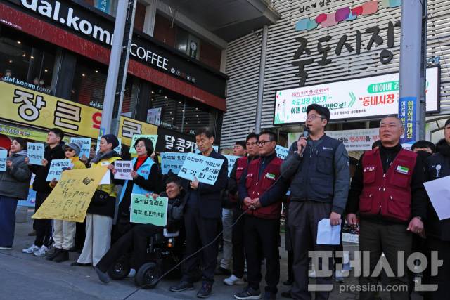 ▲4일 오전 포항시민단체연대회가 죽도시장 앞에서 윤석열 대통령 계엄령 선포와 관련 시국선언문을 발표하고 있다. ⓒ프레시안(오주호)