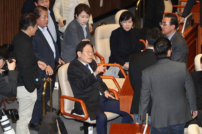 윤석열 대통령이 비상계엄령을 선포한 가운데 4일 새벽 서울 여의도 국회 본회의장에서 이재명 더불어민주당 대표와 의원들이 논의하고 있다. 뉴스1