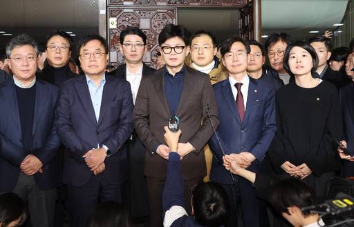 국민의힘 한동훈 대표가 4일 새벽 국회에서 윤석열 대통령의 비상계엄 선포에 대한 입장을 밝히고 있다. 연합뉴스