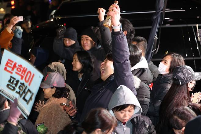 윤석열 대통령이 국회 계엄해제령 관련해 담화문을 발표한 가운데 4일 새벽 서울 여의도 국회 인근에서 시민들이 기뻐하고 있다. 뉴시스