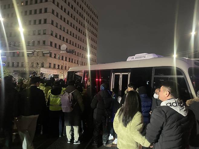 3일 밤 서울 여의도 국회 앞에서 군 버스를 막아선 시민들이 경찰과 대치하고 있다. 이예림 기자