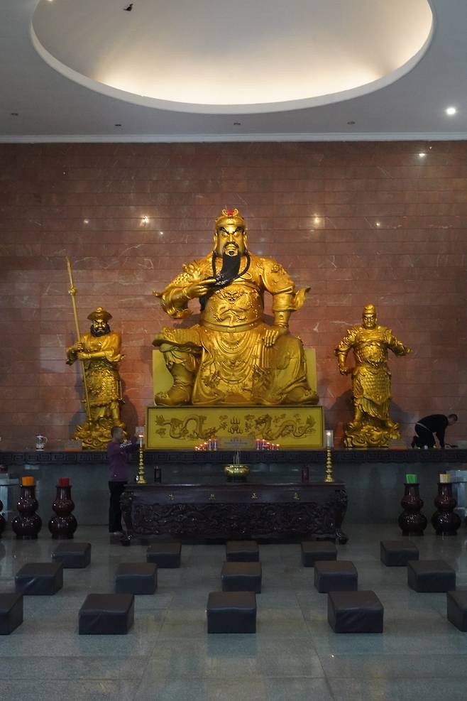 마하 비하라 두타 마이트레야 수도원(Maha Vihara Duta Maitreya Monastery)의 본존 좌측에 있는 관운장상. 사진제공|제주항공