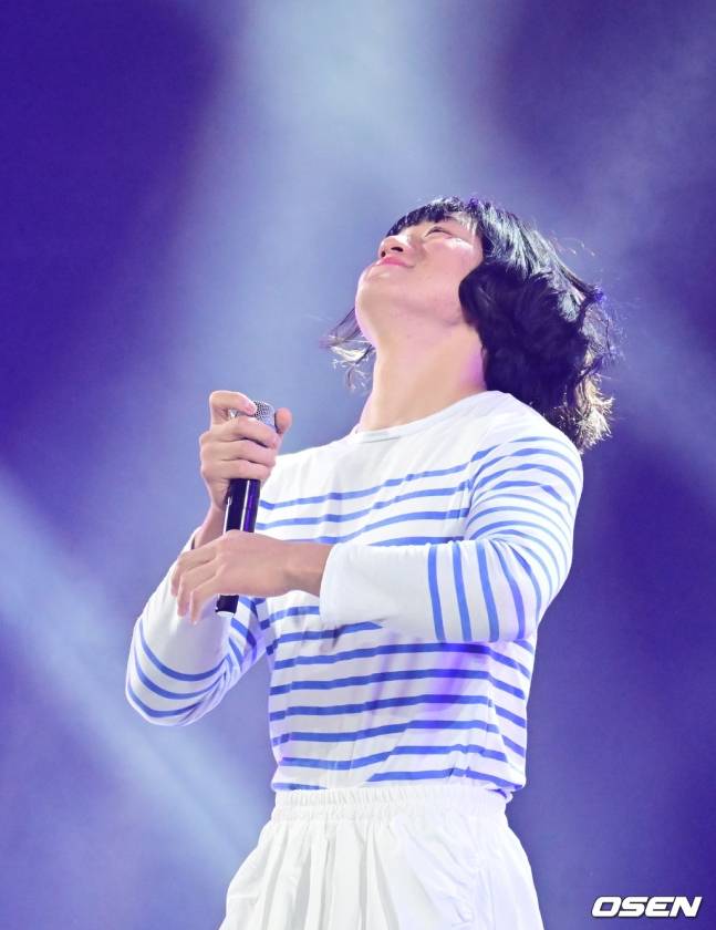 KIA 김도영이 지난달 30일 오후 광주 서구 김대중컨벤션센터에서 열린 KIA 타이거즈의 한국시리즈 12번째 우승을 축하하는 V12행사에서 열창하고 있다.