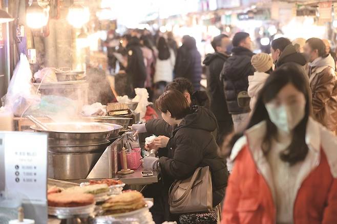 광장시장 음식 노점은 내년부터 실명제로 운영할 가능성이 있다. [사진 | 뉴시스]