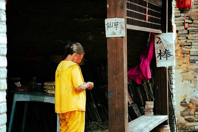 우푸 타운에선 지금도 여전히 마을 주민들의 소소한 일상을 볼 수 있다