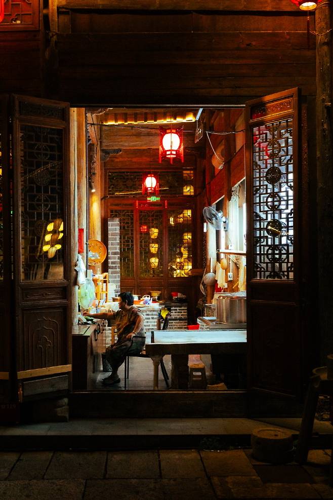 몽화록 뒷골목에는 음식점과 찻집, 각종 상점들이 줄지어 있다