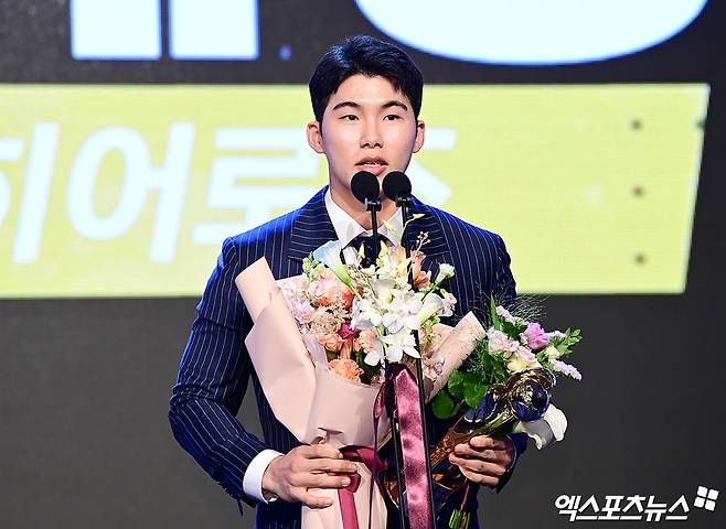 26일 오후 서울 신천동 롯데호텔 월드 크리스탈볼룸에서 열린 '2024 신한은행 SOL Bank KBO 시상식'에 참석한 키움 김혜성이 2루수 수비상 수상 소감을 전하고 있다. KBO는 4일 '키움 히어로즈 구단의 요청에 따라 김혜성 선수를 메이저리그 30개 구단에 포스팅해 줄 것을 메이저리그 사무국에 요청했다'라고 공식 발표했다.&nbsp;이에 따라 메이저리그 30개 구단은 메이저리그 사무국의 포스팅 고지 다음 날 오전 8시(미국 동부시간대 기준)부터 30일째 되는 날 오후 5시까지 김혜성과 협상을 펼칠 수 있다. 계약을 체결할 경우 한·미 선수 계약 협정에 따른 이적료를 키움 구단에 지급해야 한다.&nbsp;만약 협상 만료일까지 계약이 이뤄지지 않는다면 포스팅 일정은 그대로 마무리된다. 이 경우 김혜성은 2025년 11월 1일까지 포스팅 이적을 할 수 없다. 엑스포츠뉴스 DB