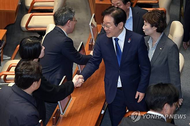 비상계엄 해제 결의안 본회의 참석한 이재명 대표 (서울=연합뉴스) 윤석열 대통령이 3일 밤 긴급성명을 통해 비상계엄을 선포한 가운데 4일 새벽 서울 여의도 국회에서 열린 본회의에 더불어민주당 이재명 대표가 참석하고 있다. 국회는 이날 본회의에서 여야 의원들이 참석한 가운데 비상계엄 해제 요구 결의안을 재석 190인, 찬성 190인으로 가결했다.  2024.12.4 photo@yna.co.kr