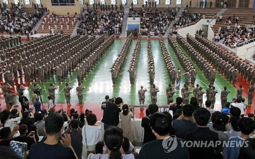 가족들 앞에 선 훈련병  (논산=연합뉴스) 김준범 기자 = 29일 오전 충남 논산 육군훈련소에서 대면 신병 수료식이 열리고 있다. 육군훈련소는 신종 코로나바이러스 감염증(코로나19) 여파로 중단했던 대면 수료식을 2년 4개월 만에 재개했다. 2022.6.29
    psykims@yna.co.kr