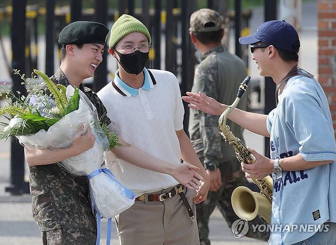 RMㆍ제이홉과 만난 BTS 진 (연천=연합뉴스) 임병식 기자 = 그룹 방탄소년단(BTS)의 진이 12일 오전 경기도 연천군 육군 5사단 신병교육대대에서 전역하며 제이홉(가운데), RM(오른쪽)과 인사하고 있다. 2024.6.12 andphotodo@yna.co.kr