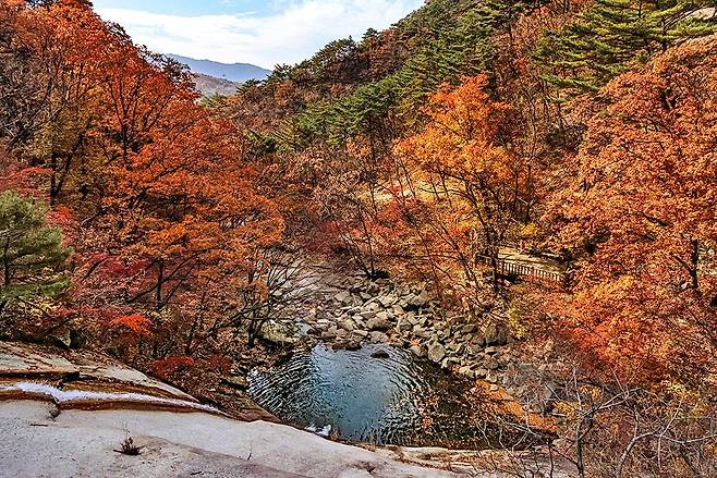 위에서 내려본 등룡폭포 [사진/백승렬 기자]