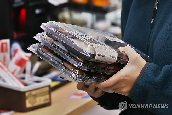 편의점 판매하는 간편식 [연합뉴스 자료사진]