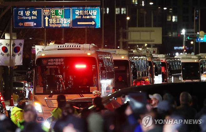 국회에서 철수하는 경찰버스 (서울=연합뉴스) 김도훈 기자 = 4일 새벽 서울 여의도 국회의사당 앞에 배치됐던 경찰버스가 철수하고 있다. 윤석열 대통령은 지난 3일 밤 긴급 성명을 통해 비상계엄을 선포했고, 국회는 4일 새벽 본회의를 열어 비상계엄 해제 요구 결의안을 가결했다. 2024.12.4 superdoo82@yna.co.kr