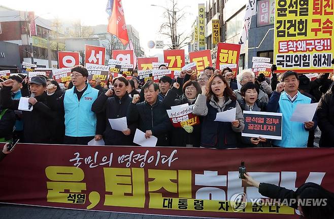 "윤석열 퇴진" 외치는 전북 시민사회단체 (전주=연합뉴스) 나보배 기자 = 윤석열 대통령이 3일 비상계엄을 선포했다가 국회의 의결로 계엄이 해제된 4일, 윤석열 퇴진 전북운동본부가 오전 9시 전주시 완산구 경원동 충경로사거리에서 결의대회를 열고 윤석열 퇴진을 촉구하고 있다. 2024.12.4 warm@yna.co.kr