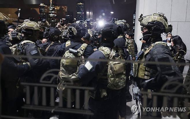 국회 본관 진입 시도하는 계엄군 (서울=연합뉴스) 김주성 기자 = 윤석열 대통령이 3일 밤 비상계엄을 선포한 가운데 4일 자정께 서울 영등포구 여의도 국회 본관으로 계엄군이 진입 준비를 하고 있다. 2024.12.4 utzza@yna.co.kr