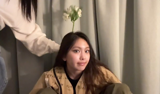 인기 걸그룹 뉴진스가 '피크민' 캐릭터를 따라하는 장면(출처=위버스 뉴진스 라이브 방송 화면 캡쳐).