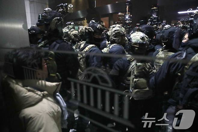 4일 새벽 서울 여의도 국회 본청 앞에서 경내로 진입하려는 계엄군과 국회 관계자들이 몸싸음을 벌이고 있다. .2024.12.4/뉴스1 ⓒ News1 이광호 기자