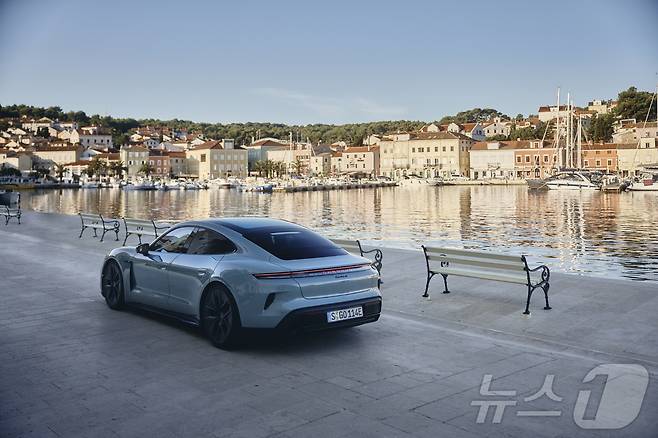 포르쉐의 전기 스포츠카 타이칸.(포르쉐 제공)