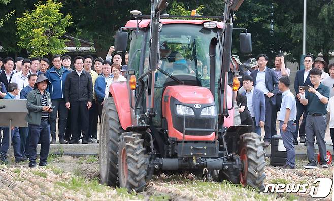 양파기계 수확 현장. (함양군 김용만 제공) 2023.6.15/뉴스1