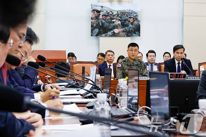 계엄사령관을 맡았던 박안수 육군참모총장이 5일 오전 서울 여의도 국회에서 열린 국방위원회 전체회의 비상계엄 선포 경과 및 병력동원 관련 현안질의에 출석해 의원 질의에 답하고 있다. 2024.12.5/뉴스1 ⓒ News1 안은나 기자