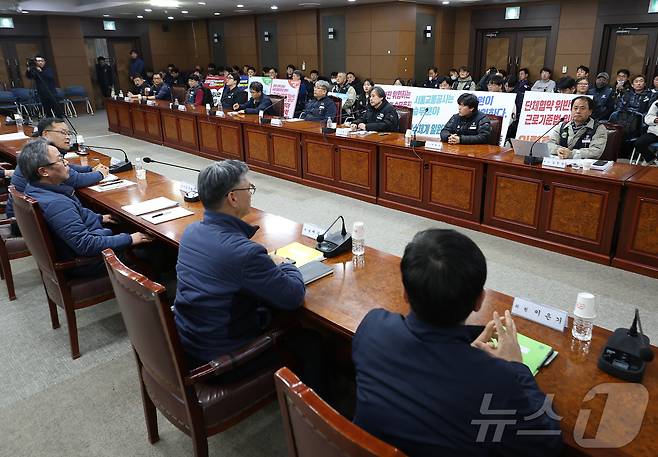 서울지하철 1~8호선을 운영하는 서울교통공사 노사가 총파업을 하루 앞두고 막판 협상에 나선 5일 서울 성동구 서울교통공사 인재개발원에서 노사 대표단이 교섭 시작을 기다리고 있다. (공동취재) 2024.12.5/뉴스1 ⓒ News1 이재명 기자