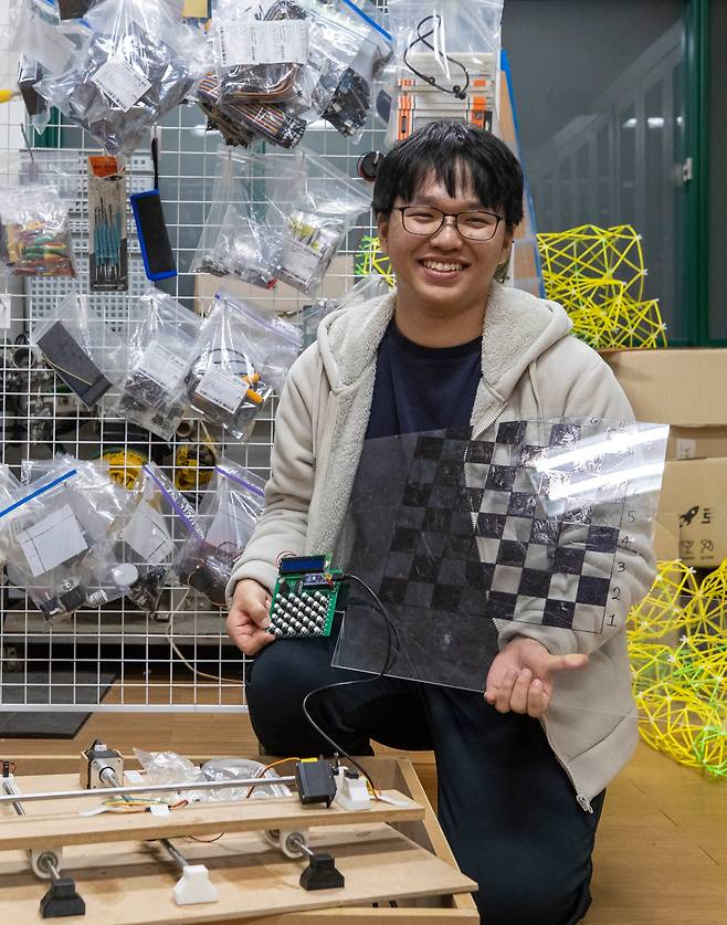 이번 수능에서 전 과목 만점을 받은 서울 광남고 서장협(18)군이 5일 광진구 학교에서 자신이 친구들과 작년에 만든 인공지능 기반 체스 게임기를 들고 웃고 있다. 그는 의대 대신 서울대 컴퓨터공학부 진학을 꿈꾼다. 서군은 만점 비결에 대해 “모의고사 등 성적에 일희일비하지 않고 공부했다”고 했다. /김지호 기자