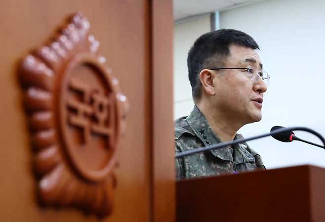 <YONHAP PHOTO-3980> 국회 온 박안수 육군참모총장    (서울=연합뉴스) 류영석 기자 =  5일 서울 여의도 국회에서 열린 국방위원회 전체회의에 지난 3일 비상계엄 때 계엄사령관을 맡았던 박안수 육군참모총장이 질문에 답변하고 있다. 2024.12.5    ondol@yna.co.kr/2024-12-05 15:32:04/<저작권자 ⓒ 1980-2024 ㈜연합뉴스. 무단 전재 재배포 금지, AI 학습 및 활용 금지>