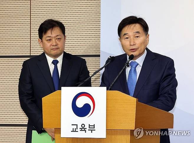오승걸 한국교육과정평가원장(오른쪽)이 5일 오후 정부세종청사 교육부 브리핑실에서 2025학년도 대학수학능력시험 채점 결과와 관련, 기자들의 질문에 답하고 있다.ⓒ연합뉴스