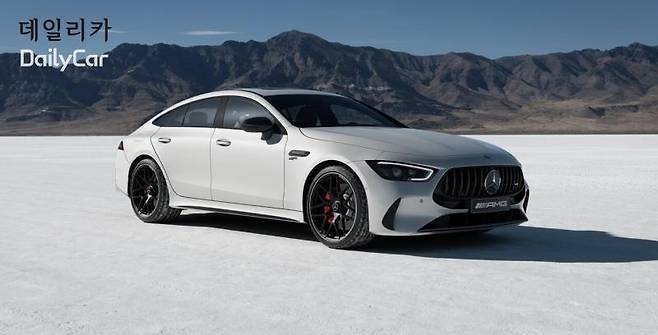 그레이트 화이트 에디션이 적용된 신형 벤츠 AMG GT 4도어