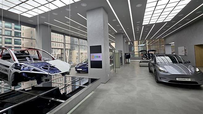 테슬라코리아는 7일 서울 강남구 논현동에 국내 여덟 번째 전시장인 ‘테슬라 강남스토어’를 열고 사이버트럭을 비롯한 테슬라 모델 5가지를 상시 전시한다. 테슬라코리아 제공