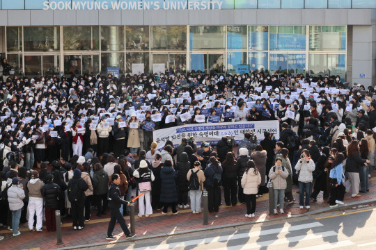 5일 오후 서울 용산구 숙명여자대학교에서 학생들이 윤석열 대통령 퇴진을 위한 시국선언을 하고 있다. [연합뉴스]