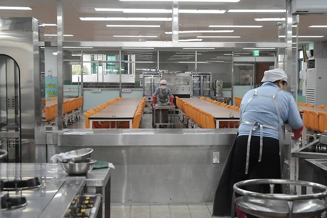 전북 전주의 ㄱ초등학교 급식실에서 조리종사원들이 식당을 정리하고 있다. 윤지연 작가 제공