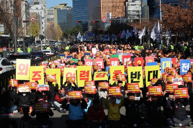 전국철도노조 조합원들이 5일 오후 서울역에서 열린 총파업 출정식에서 구호를 외치고 있다. 김봉규 선임기자 bong9@hani.co.kr