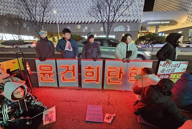 5일 저녁 대전 서구 둔산동 은하수네거리에서 열린 ‘윤석열 정권 퇴진 대전시민대회’’에 나온 시민들이 ‘윤건희 탄핵’이라 적힌 엘이디(LED)팻말을 들고 서 있다. 최예린 기자