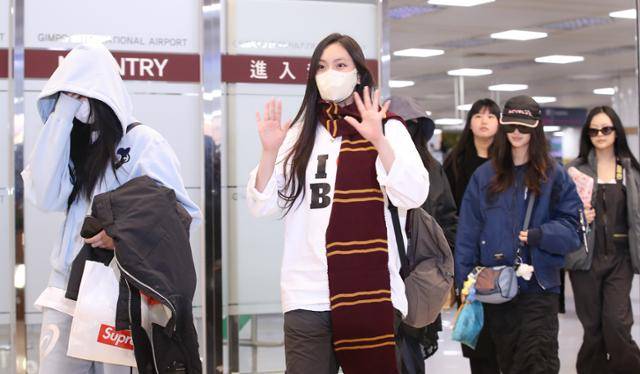 그룹 뉴진스 민지(왼쪽부터)와 혜인, 해린, 다니엘, 하니가 일본 일정을 마친 뒤 3일 김포국제공항을 통해 입국하고 있다. 뉴스1