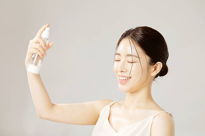 피부 수분을 잘 유지해야 잔주름이 안 생긴다. 미스트로 수분 보충을 하되, 물방울 집자가 크게 맺히지 않도록 20cm 이상 멀리 떨어뜨려 뿌리는 게 좋다./클립아트코리아