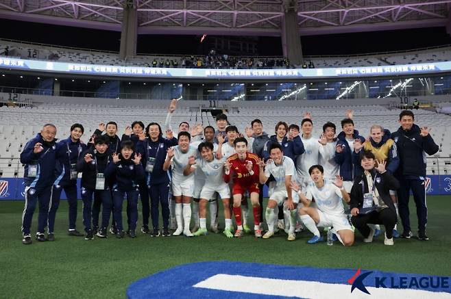 울산 HD 선수들이 4일 중국 상하이에서 열린 2024~25 아시아축구연맹(AFC) 챔피언스리그 엘리트(ACLE) 리그 스테이지 6차전에서 상하이 선화를 꺾고 첫 승을 신고한 뒤 팬들과 기념 사진을 촬영하고 있다. 사진=프로축구연맹