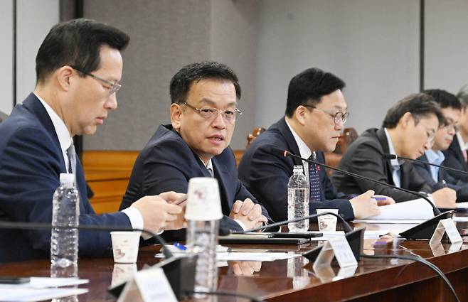 최상목 경제부총리 겸 기획재정부 장관(왼쪽 두 번째)이 4일 서울 중구 은행연합회에서 열린 긴급 거시경제금융현안간담회에서 발언하고 있다.&nbsp;