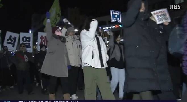 4일 오후 제주시청 앞에서 윤석열 대통령의 퇴진을 촉구하는 제주도민대회가 열렸다.