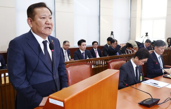 이상민 행정안전부 장관이 5일 오전 서울 여의도 국회에서 열린 비상계엄 관련 행정안전위원회 전체회의에서 계염 당시 상황에 대한 업무보고를 하고 있다. 오른쪽부터 조지호 경찰청장, 김봉식 서울경찰청장, 이 장관. 뉴스1