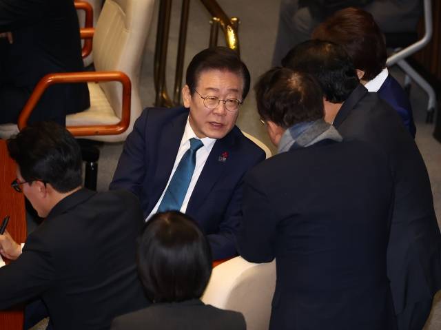 더불어민주당 이재명 대표가 5일 서울 여의도 국회에서 열린 본회의에 참석해 의원들과 대화를 나누고 있다. 연합뉴스