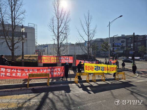 병점역 우남퍼스트빌스위트 수분양자 협의회와 사업 관계자 등이 5일 오전 11시 화성시청 정문에서 오피스텔 전환을 위한 도시개발구역 지구단위 계획 변경을 촉구하고 있다. 김도균기자