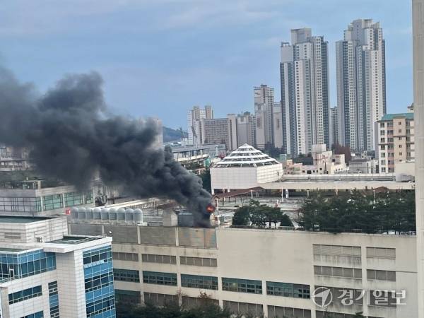 5일 오후 4시44분께 수원시 장안구 조원동의 북수원 홈플러스에 불이 났다. 독자 제공