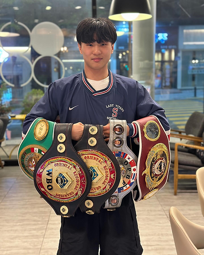 강종선 2024년 5월 촬영 프로필. 왼쪽부터 WBC 슈퍼페더급 인터콘티넨털 유스 챔피언, WBO 페더급 동양 유스 챔피언, WBO 페더급 동양 챔피언, OPBF 페더급 실버 챔피언, WBO 페더급 글로벌 챔피언 벨트.