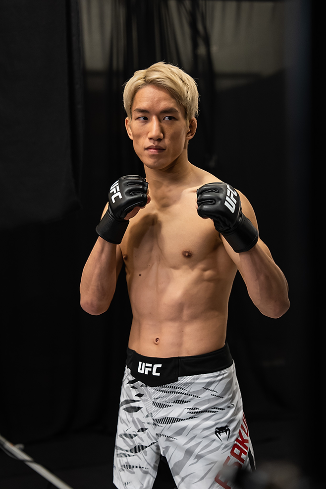 플라이급 타이틀 도전자 아사쿠라 가이가 UFC 310 메인이벤트 프로필 촬영을 하고 있다. 사진=TKO