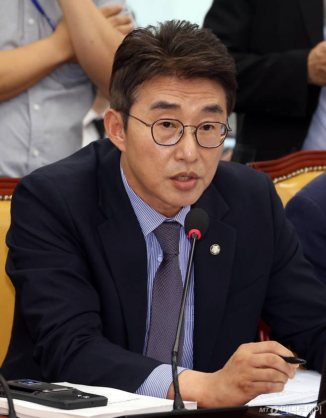 [서울=뉴시스] 조성봉 기자 = 노종면 더불어민주당 의원이 16일 오후 서울 여의도 국회에서 열린 과학기술정보방송통신위원회 전체회의에서 발언을 하고 있다. 2024.07.16. suncho21@newsis.com /사진=조성봉