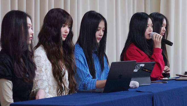 걸그룹 뉴진스(NewJeans 해린, 다니엘, 민지, 하니, 혜인)가 28일 오후 서울 강남구 스페이스쉐어 삼성역센터 갤럭시홀에서 긴급 기자회견을 개최, 입장을 전하고 있다. /사진=머니S